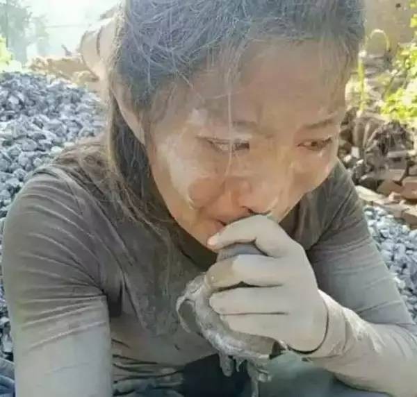 cô gái mỗi ngày vác 20 tấn xi măng ảnh 2 co gai moi ngay vac 20 tan xi mang anh 2