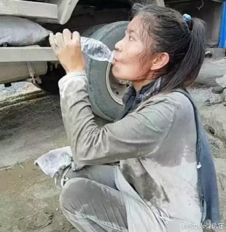 cô gái mỗi ngày vác 20 tấn xi măng ảnh 4 co gai moi ngay vac 20 tan xi mang anh 4