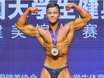 Tu cau be gay go den quan quan the hinh nho long trang trung hinh anh