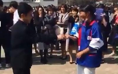 Man to tinh de thuong giua san truong cua doi tre Nhat Ban hinh anh