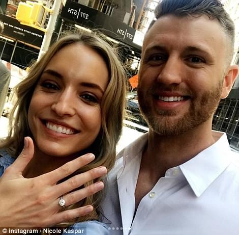 mau nu duoc cau hon tren san catwalk anh 4