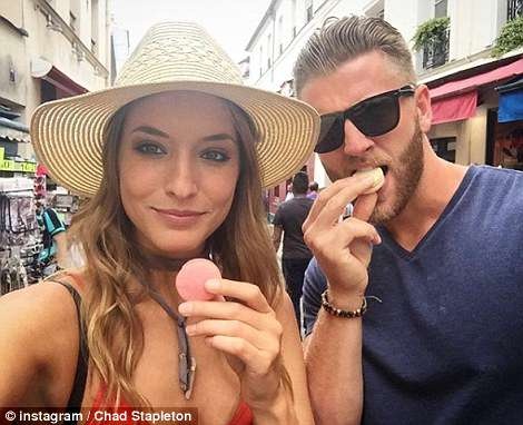 mau nu duoc cau hon tren san catwalk anh 2