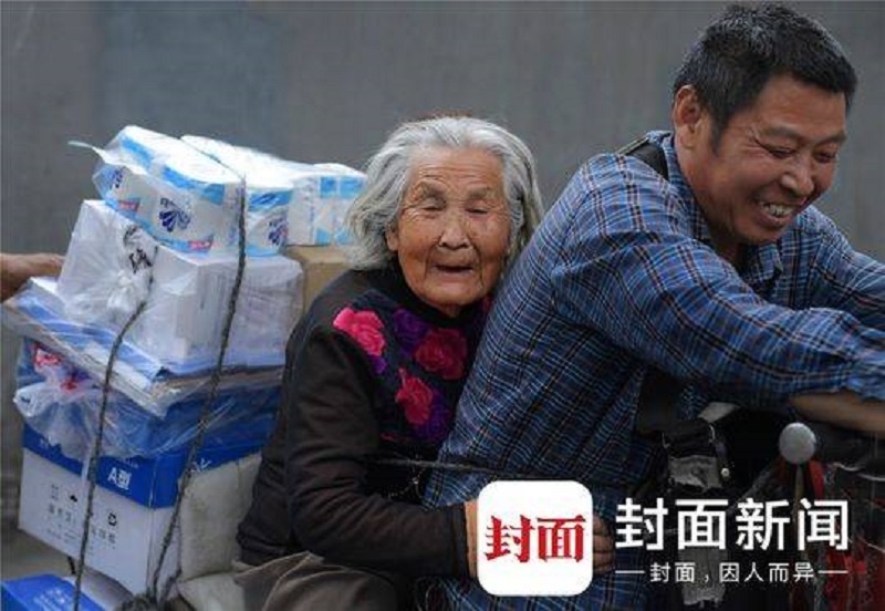 người đàn ông đèo mẹ đi làm mỗi ngày ảnh 1 nguoi dan ong deo me di lam moi ngay anh 1