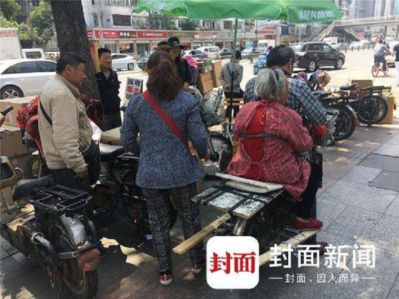 người đàn ông đèo mẹ đi làm mỗi ngày ảnh 2 nguoi dan ong deo me di lam moi ngay anh 2