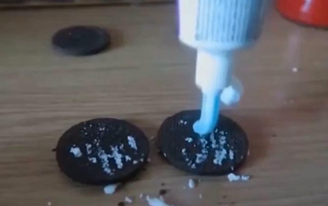 Man choi kham nguoi vo gia cu gay tranh cai tren mang hinh anh