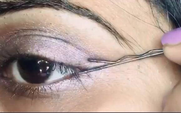 Meo ke mat don gian chi bang mot chiec kep toc hinh anh