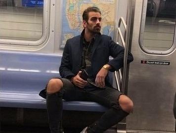 Co gai chup len trai dep tren tau dien ngam va cai ket bat ngo hinh anh