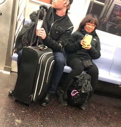 cô gái chụp lén trai đẹp trên tàu điện ngầm ảnh 2 co gai chup len trai dep tren tau dien ngam anh 2