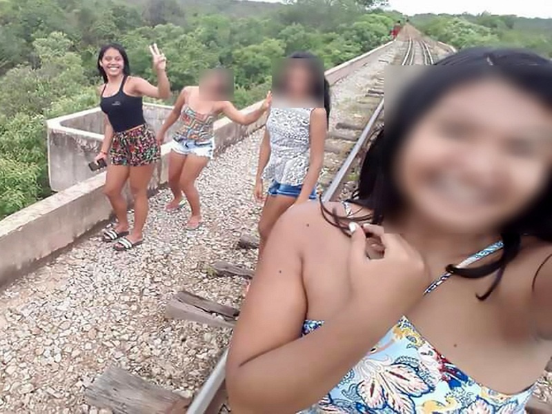 4 co gai suyt chet vi selfie song ao tren cay cau sap sap hinh anh