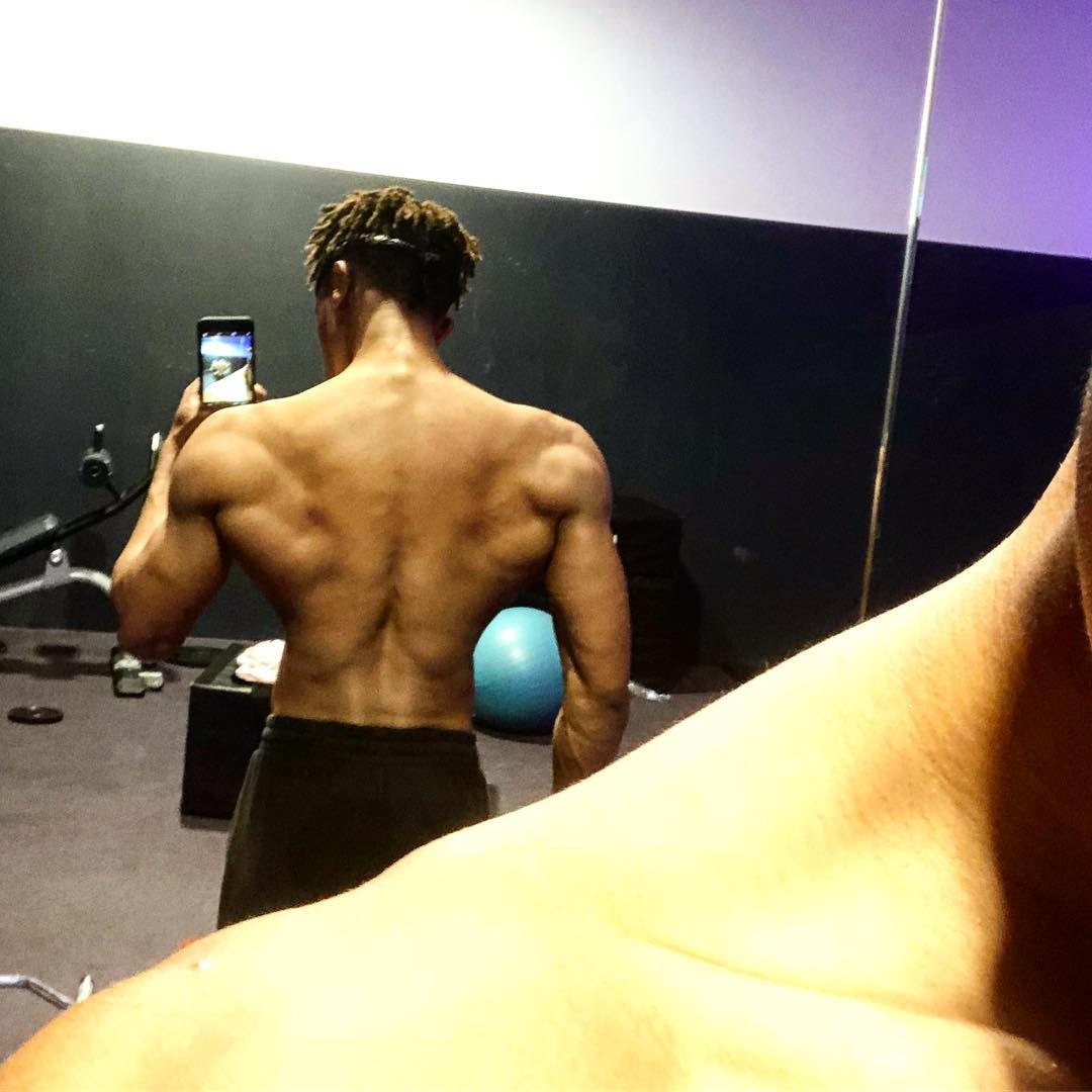 chang trai co than hinh nhu duoc photoshop anh 6