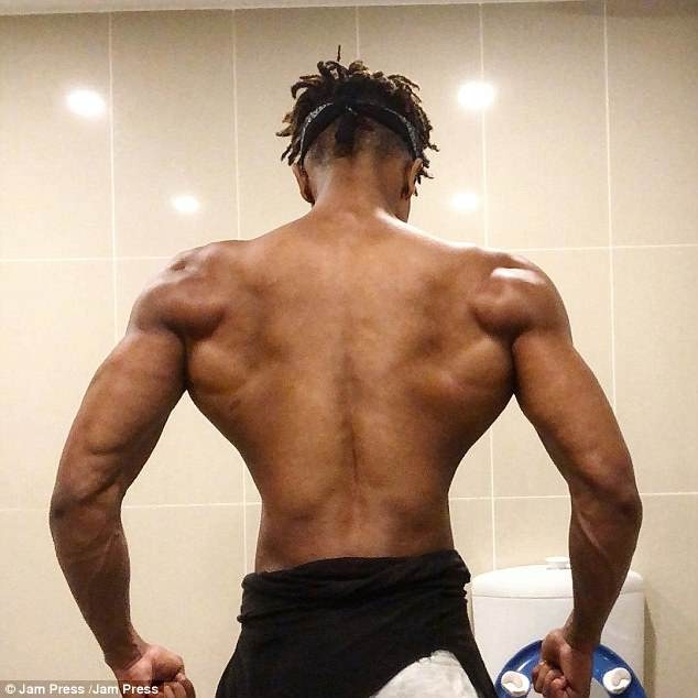 chang trai co than hinh nhu duoc photoshop anh 2