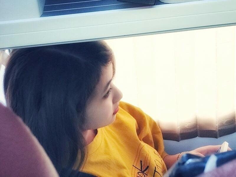 Co gai duoc chang trai chup len tren xe khach vi xinh dep hinh anh