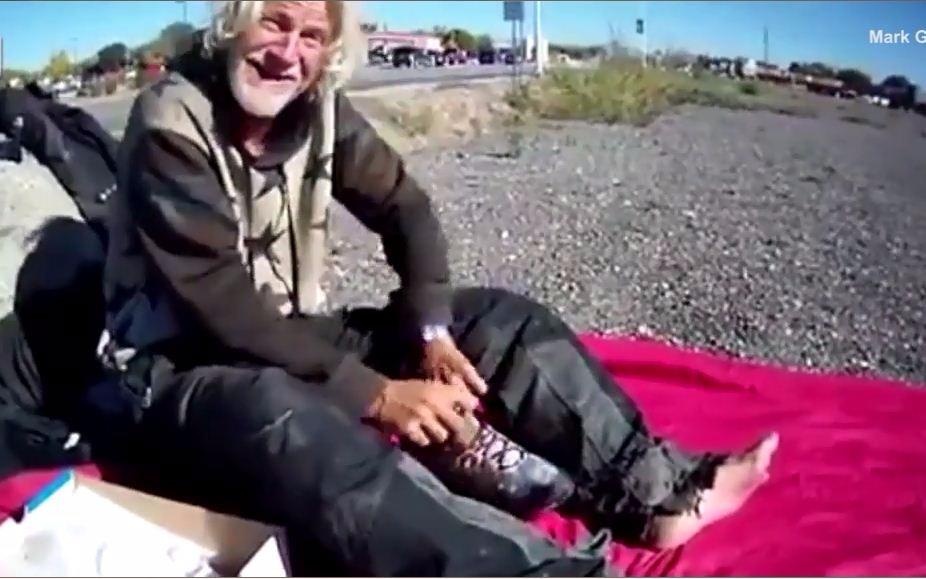 Nguoi dan ong vo gia cu xuc dong khi duoc chang trai tang doi giay moi hinh anh