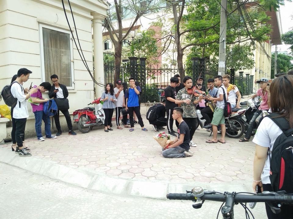 chàng trai quỳ trước cổng trường tỏ tình ảnh 1 chang trai quy truoc cong truong to tinh anh 1