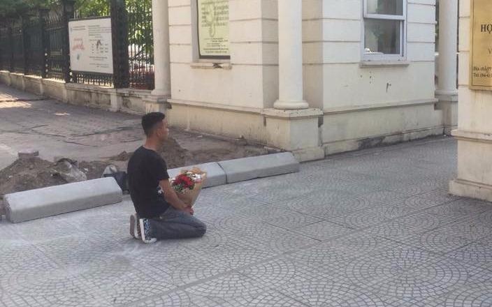 Nam sinh cam hoa, quy goi truoc cong truong to tinh voi ban gai hinh anh