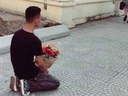 Choi dan co vu chang trai cam hoa quy goi truoc cong Nhac vien hinh anh