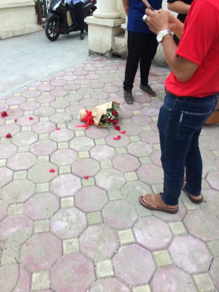 chàng trai quỳ trước cổng trường tỏ tình ảnh 3 chang trai quy truoc cong truong to tinh anh 3
