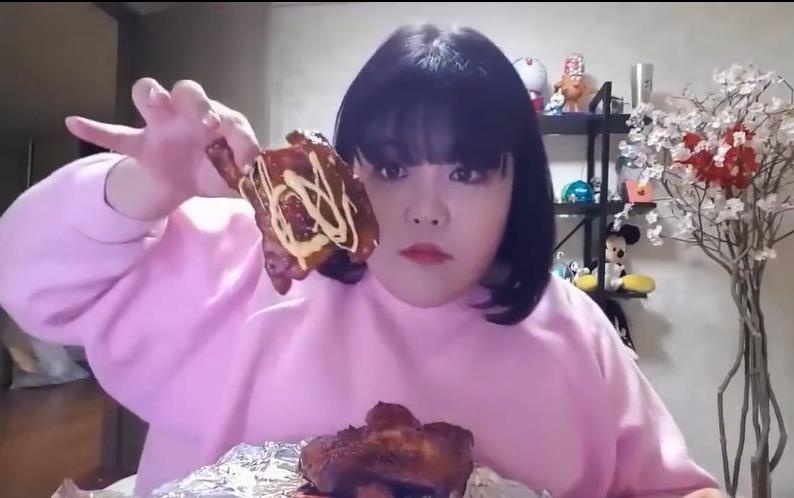 'Nang beo' Yang Soo Bin tan huong mon ga nuong hinh anh