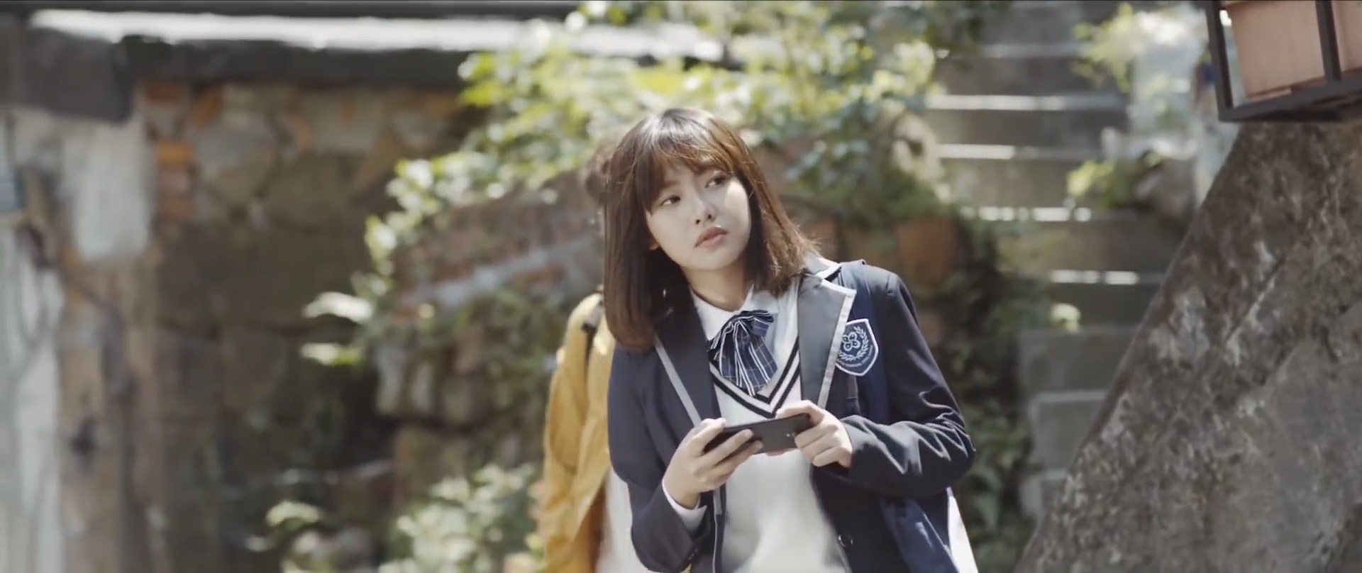 Nu chinh xinh dep trong MV cua Issac anh 1