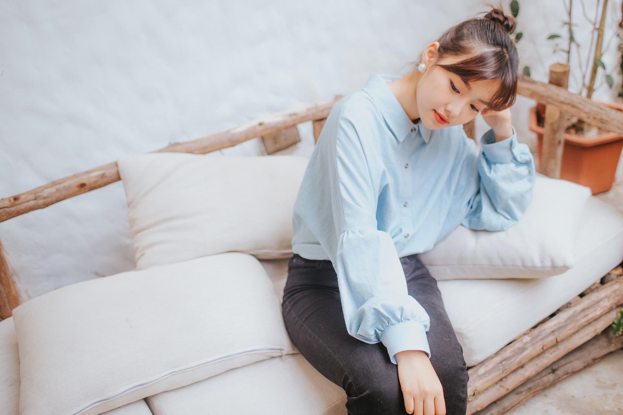 Nu chinh trong MV moi cua Isaac anh 9