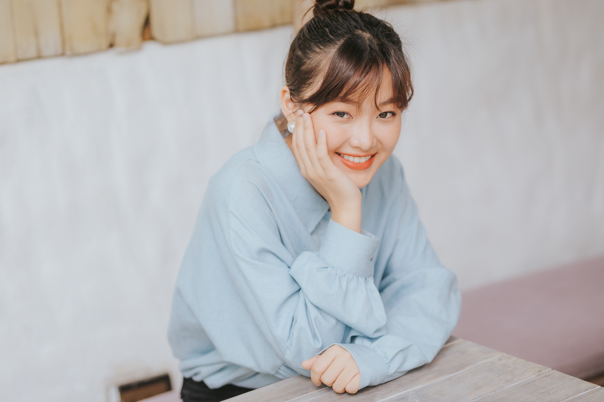 Nu chinh trong MV moi cua Isaac: 'Nho mat tron moi co co hoi dong MV' hinh anh