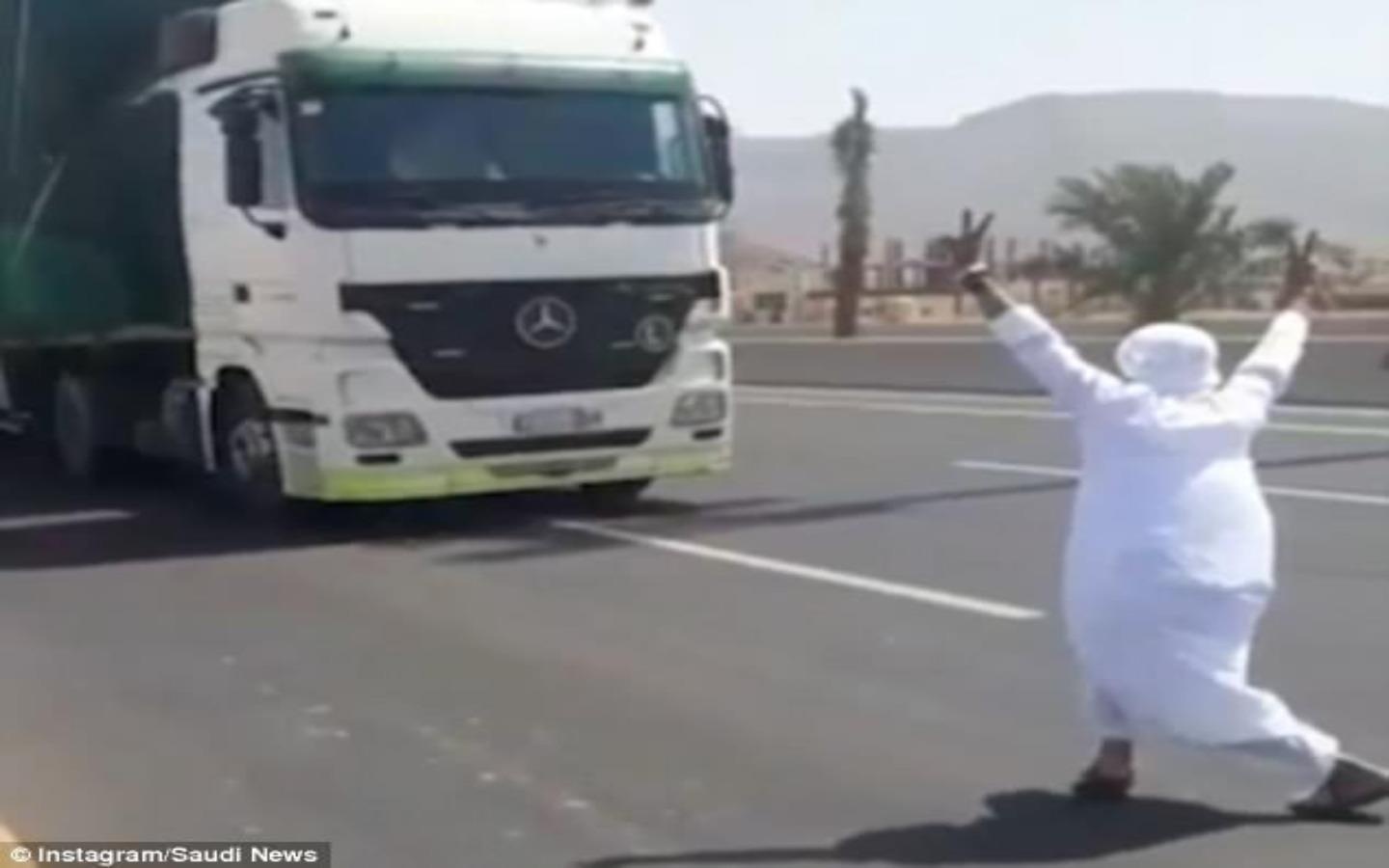 Nam thanh nien chan dau xe tai tren duong quoc lo hinh anh