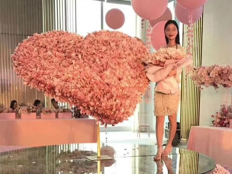 Thanh nien tang ban gai 'trai tim tien mat' tri gia hon mot ty dong hinh anh