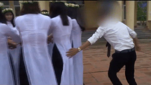 Nam sinh gay tranh cai khi dong cham vong 3 cac ban nu hinh anh