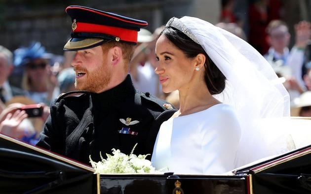 Khoanh khac trao nhan cuoi cua Hoang tu Harry va Meghan Markle hinh anh