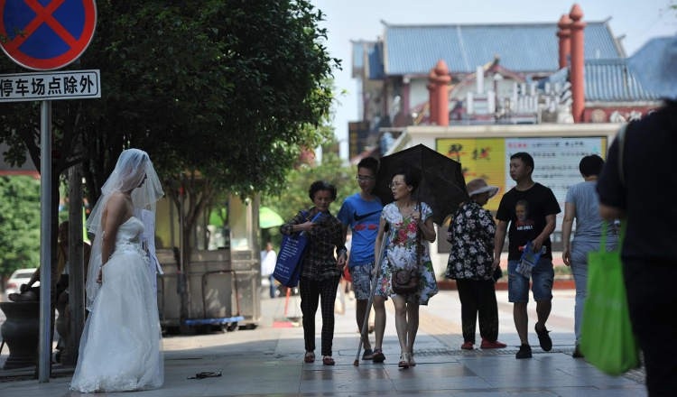 bo mac vay cuoi de quyen tien chua benh cho con anh 2