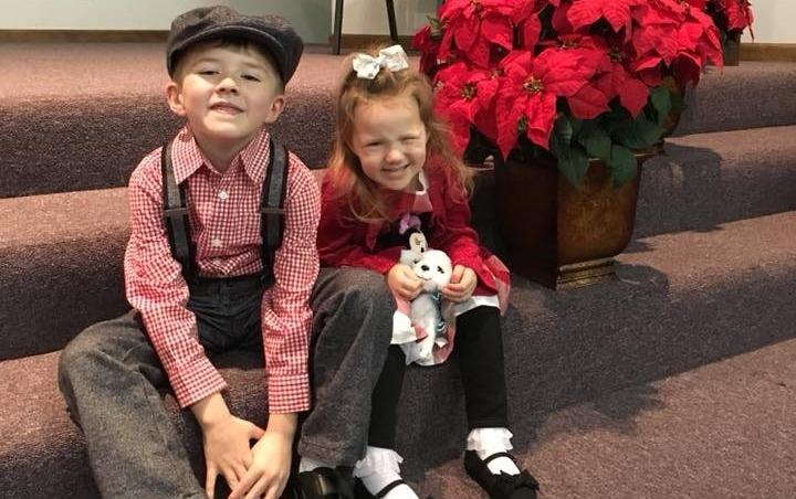 Addy vui ve nhay cung anh trai trong mot bua tiec truoc khi mac benh hinh anh