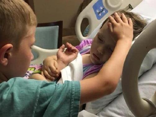 Khoanh khac em gai truoc khi mat duoc anh trai vo ve gay xuc dong hinh anh