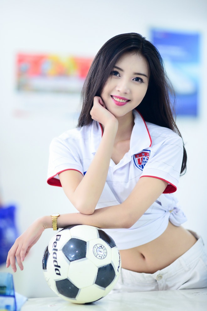 Hot girl noi tieng nho bong da anh 4