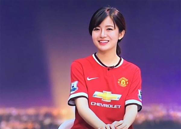 Hot girl noi tieng nho bong da anh 1