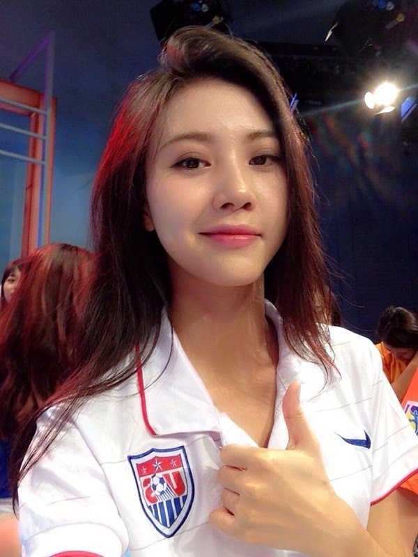 Hot girl noi tieng nho bong da anh 5