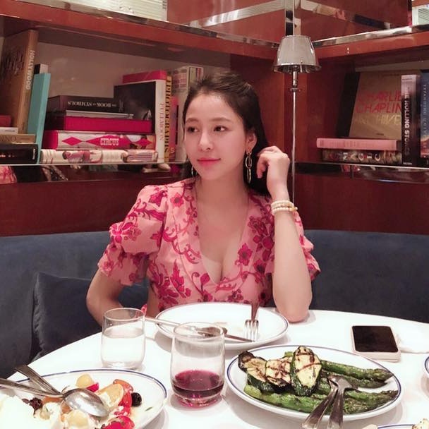 Hot girl binh luan truoc tran dau Iran - Morocco gay chu y anh 1