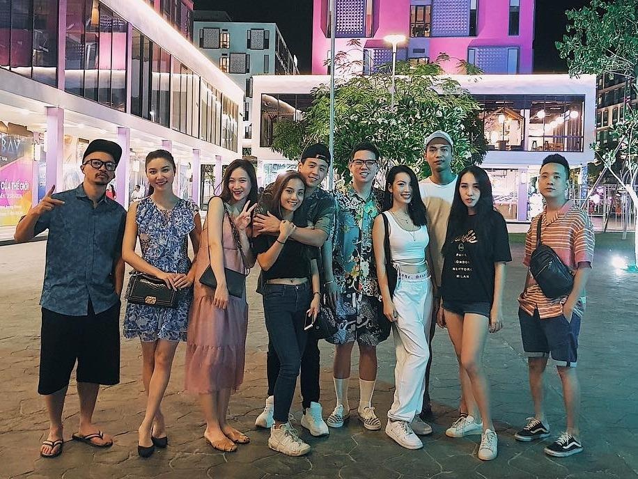 Andree lan dau xuat hien cung ban gai tin don hinh anh