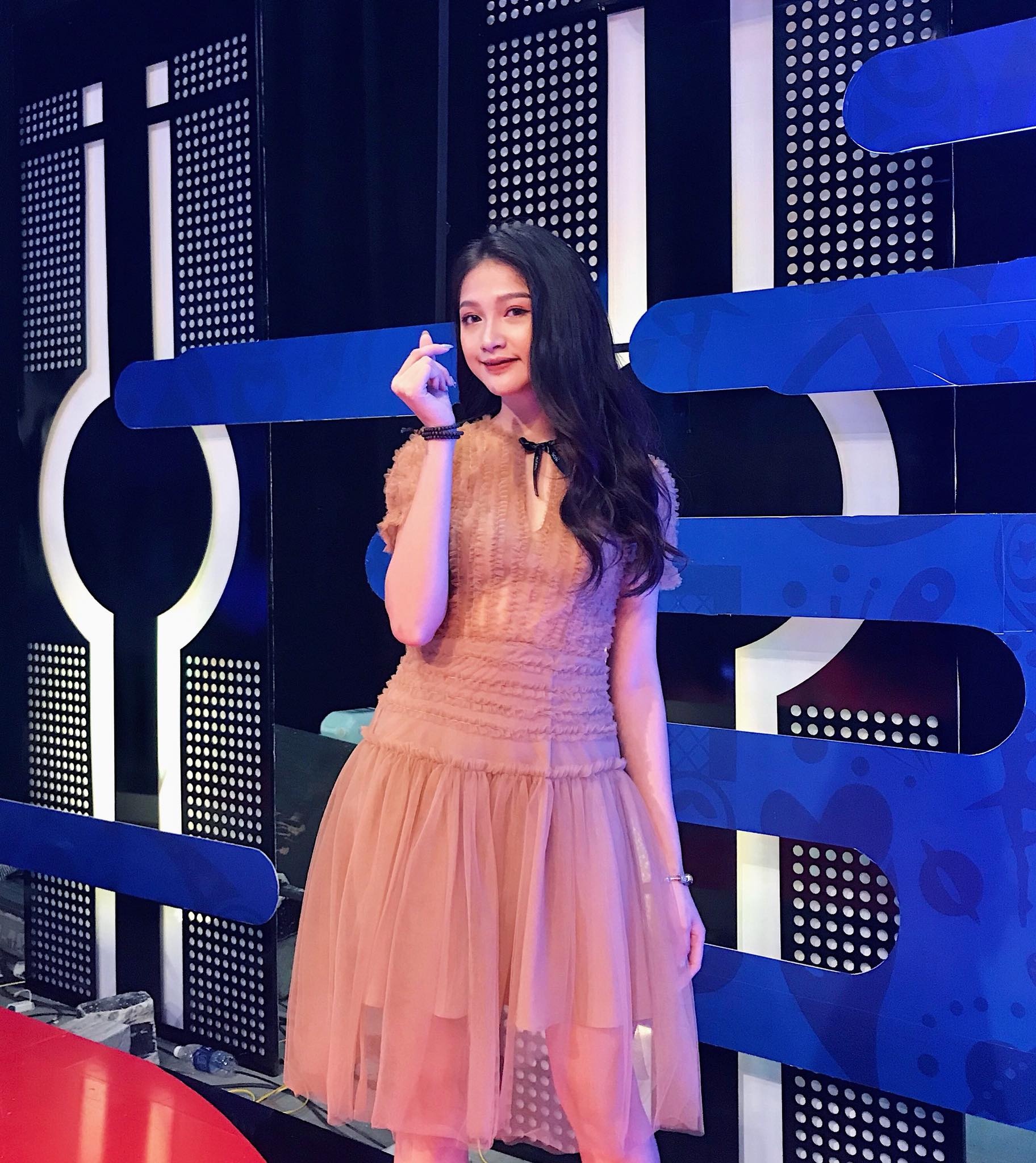 Hot girl Linh Tho tham gia binh luan World Cup anh 1