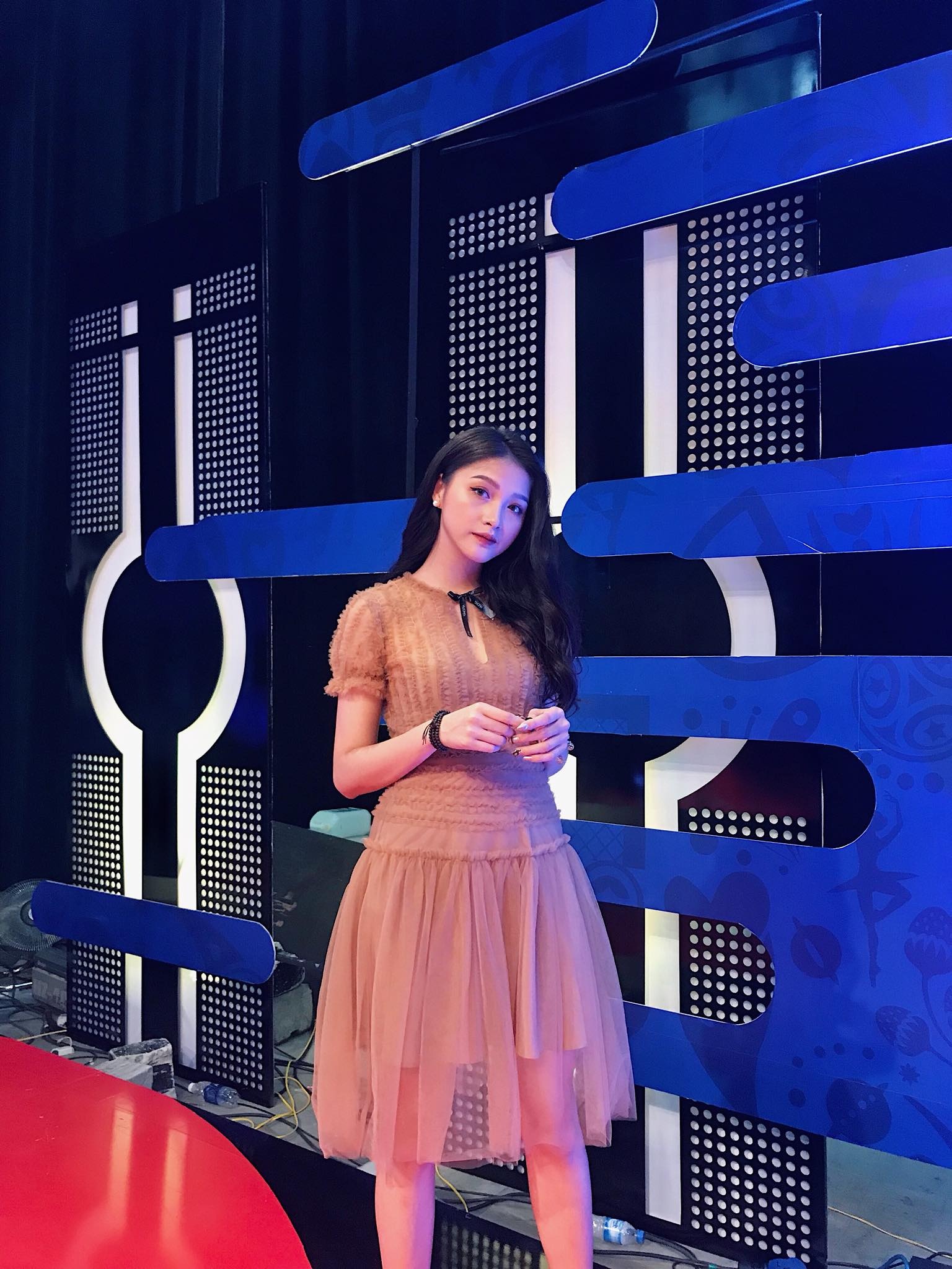 Hot girl Linh Tho tham gia binh luan World Cup anh 2