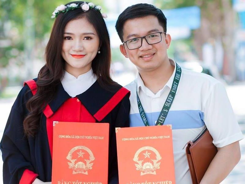 Pho bi thu Doan DH Vinh cau hon nu sinh ngay trong le tot nghiep hinh anh