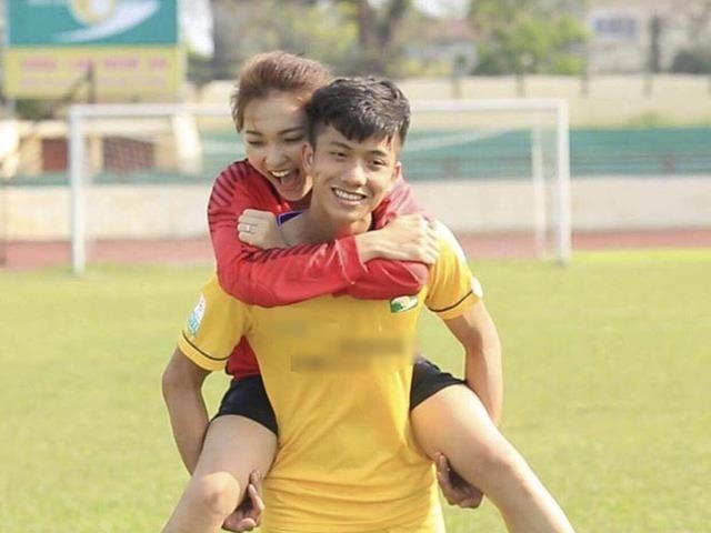 Phan Van Duc cong Ngoc Nu khap san bong hinh anh