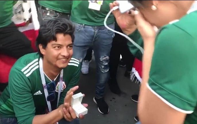 Co dong vien Mexico cau hon ban gai sau tran thang Duc hinh anh