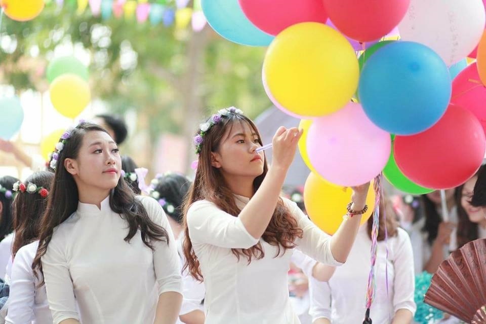 Nu sinh co vet cham tren mat the hien kha nang ca hat hinh anh