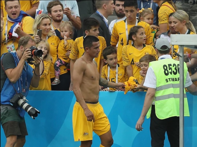 cđv Peru giật áo thi đấu Tim Cahill tặng fan nhí ảnh 3 cdv Peru giat ao thi dau Tim Cahill tang fan nhi anh 3