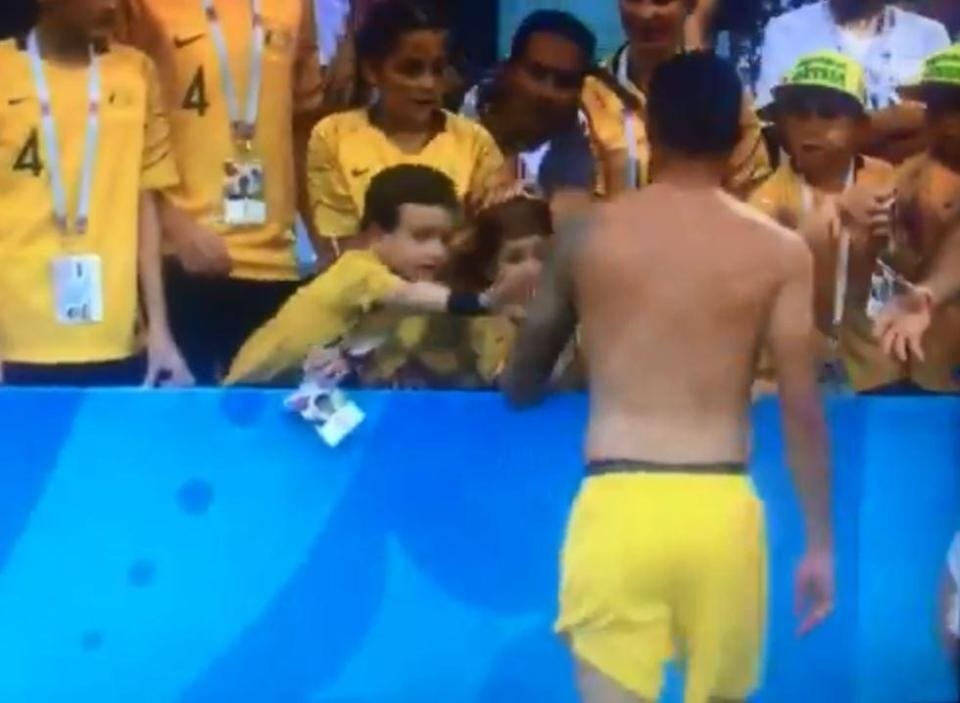 cđv Peru giật áo thi đấu Tim Cahill tặng fan nhí ảnh 2 cdv Peru giat ao thi dau Tim Cahill tang fan nhi anh 2