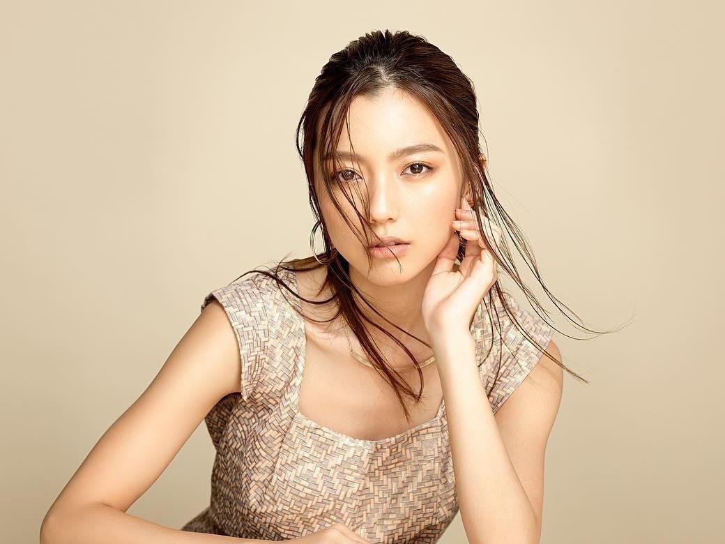 Vo sap cuoi sexy va noi tieng cua tien ve tuyen Nhat Ban hinh anh