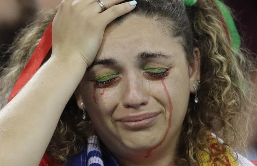 Nguoi nghen ngao, ke nem tivi khi Messi, Ronaldo roi World Cup hinh anh