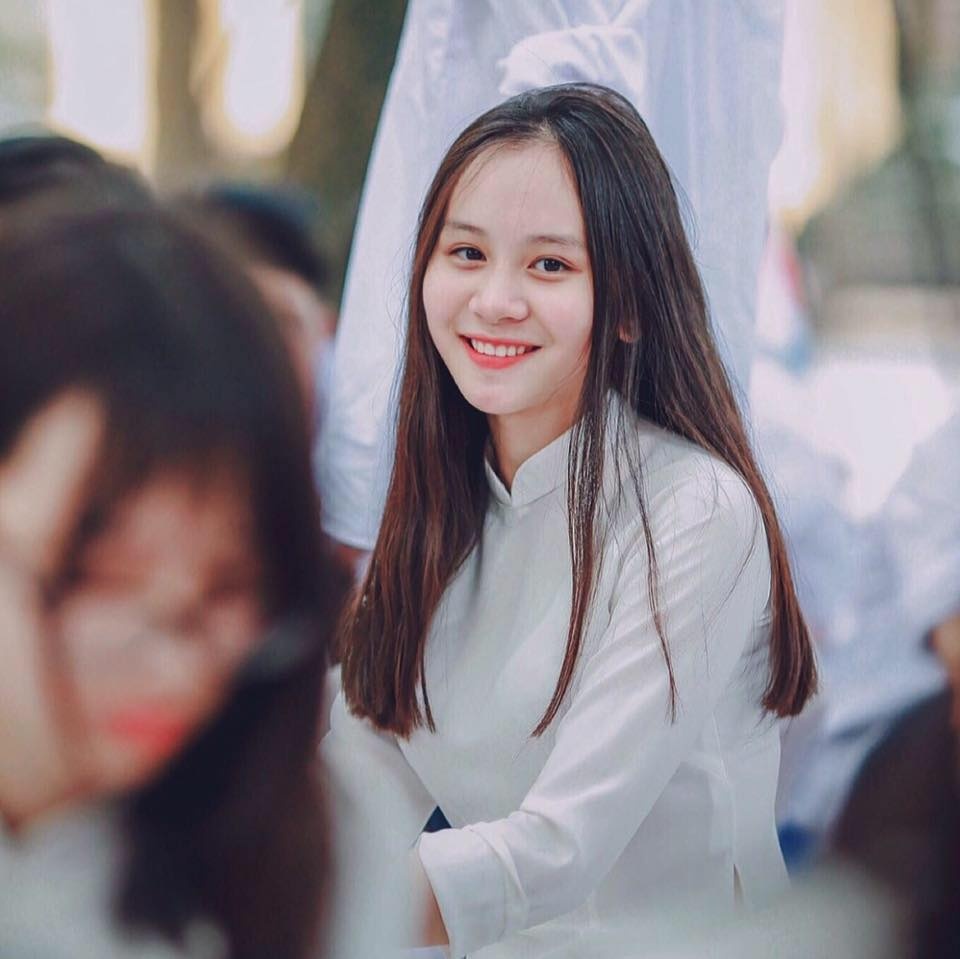 nu sinh truong phan dinh phung anh 9