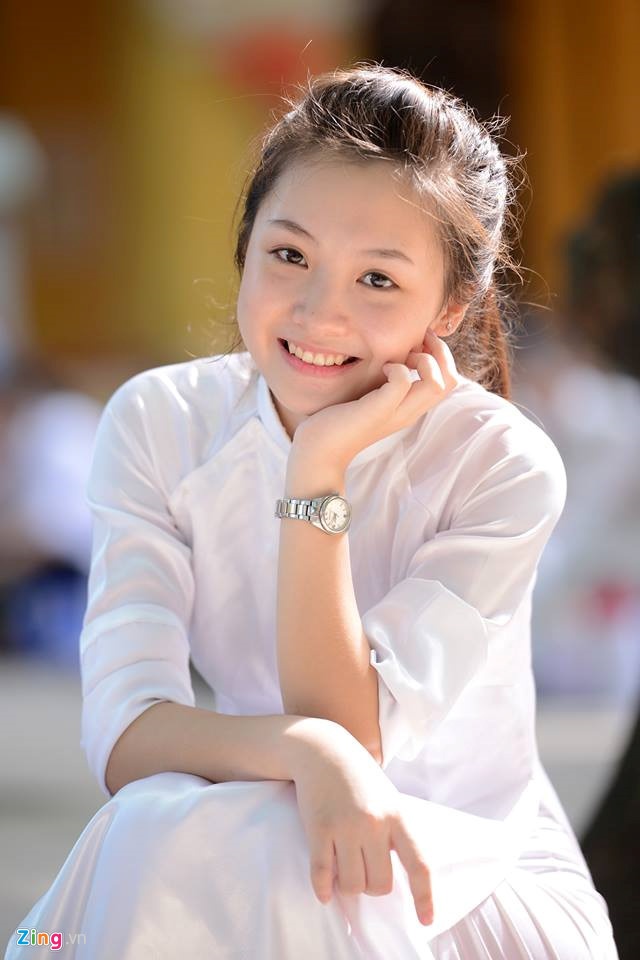 nu sinh truong phan dinh phung anh 11