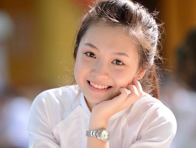 4 nu sinh Phan Dinh Phung 'gay thuong nho' trong ta ao dai trang hinh anh